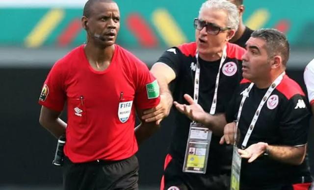 终场哨“双响”非洲杯奇闻是因为裁判被热晕了?